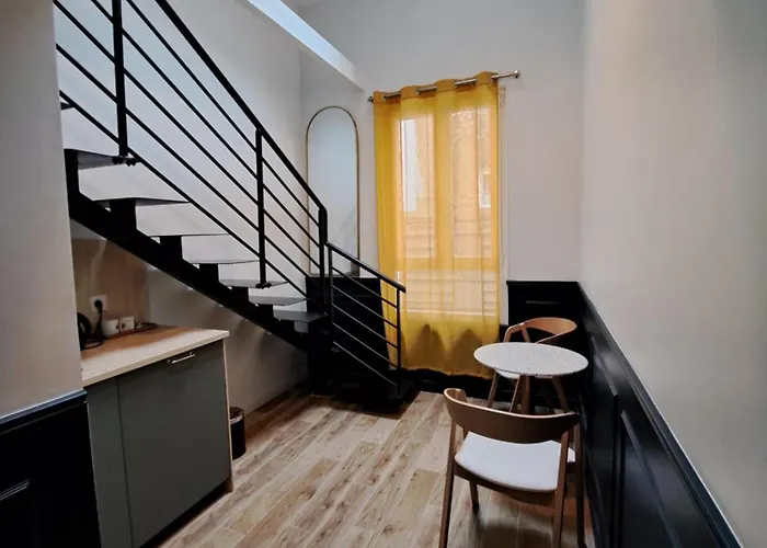 District Nation Hotel 2*